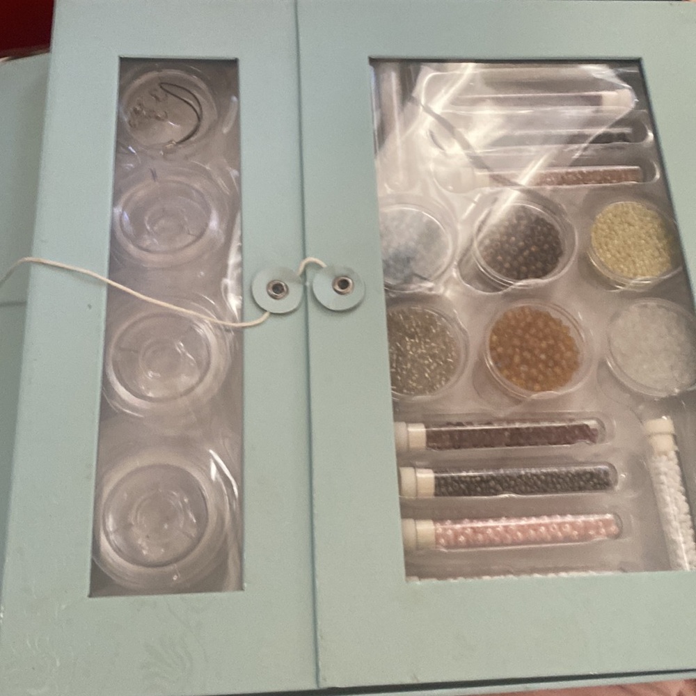 Introduction to Beading 🎀 Book and beads - Craft materials - Never Used - Picture 5 of 8